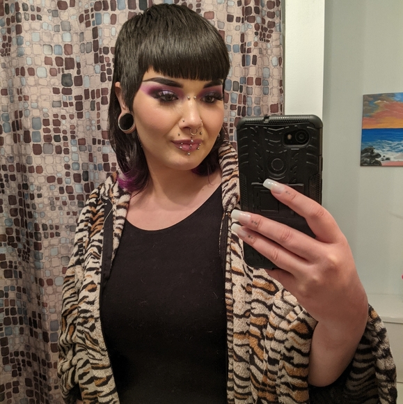 Meet your Posher, Emily (: ✨ - Picture 2 of 8